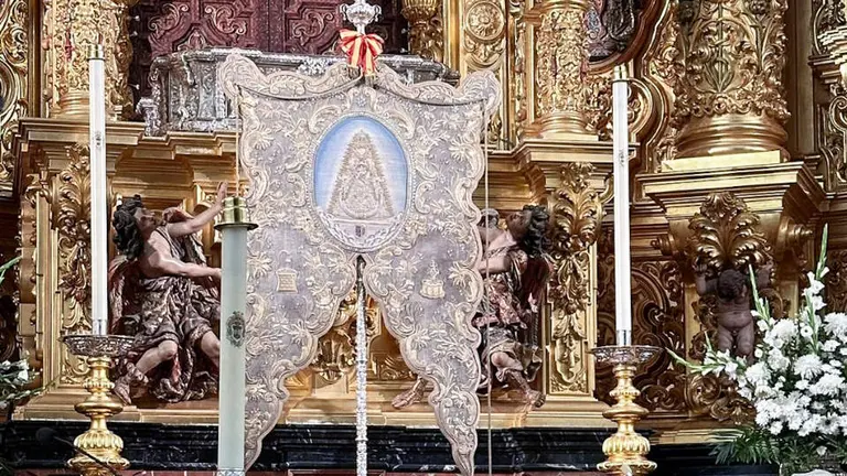 El Simpecado de la Matriz preside el altar