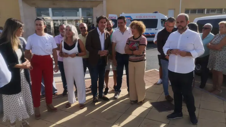 Delegación socialista a las puertas del Virgen de la Bella en Lepe