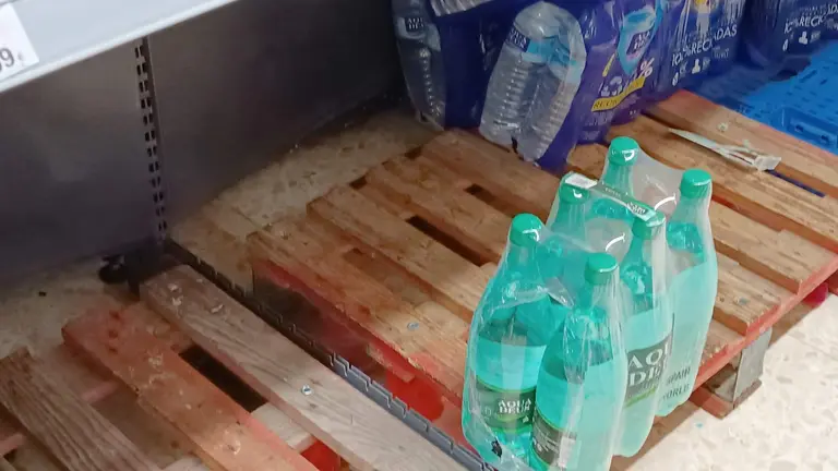 Lineal de agua embotellada en El Portil, esta mañana