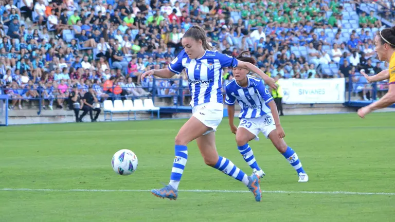 El Sporting avanza ante 5.000 hinchas.