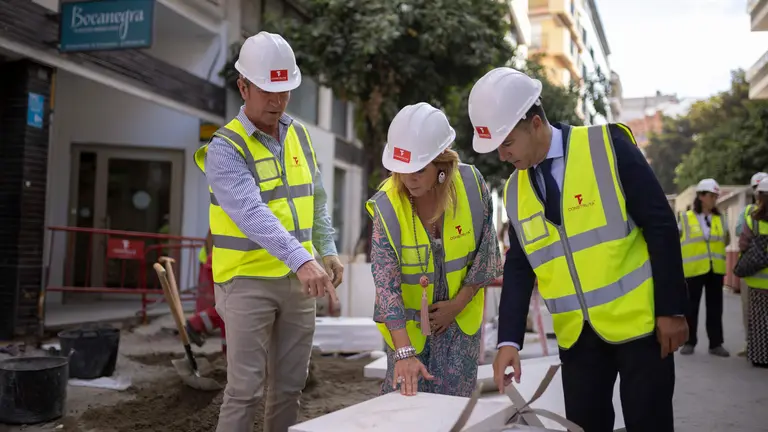 Miranda y Arias observan los materiales
