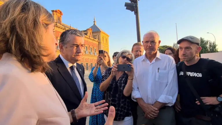 Ribera y Sanz con Salvemos Doñana frente a San Telmo