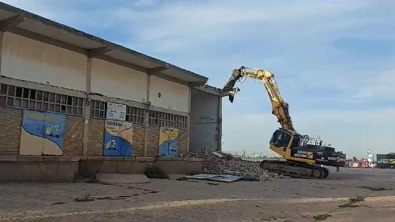 Derribo zona portuaria de mariscos en el Muelle de Levante
