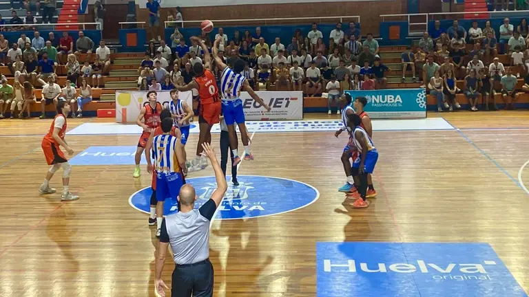Salto inicial entre el Enrique Benítez y el Alcalá.