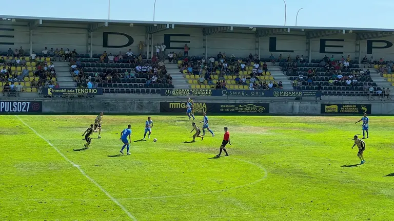 Lance del partido entre el San Roque de Lepe y el Águilas.