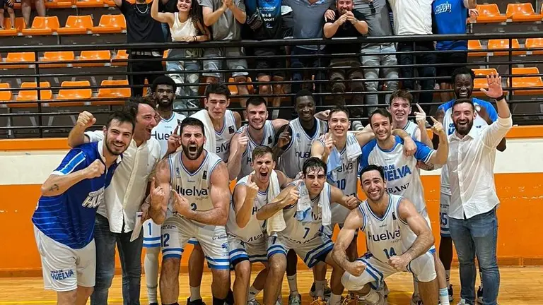 El Ciudad de Huelva celebra su victoria en Azpeitia.