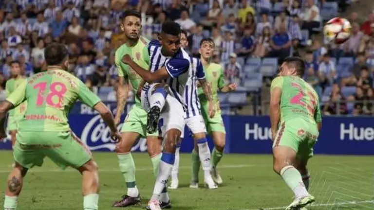 Josiel Núñez pudo marcar en el Recre-Málaga.