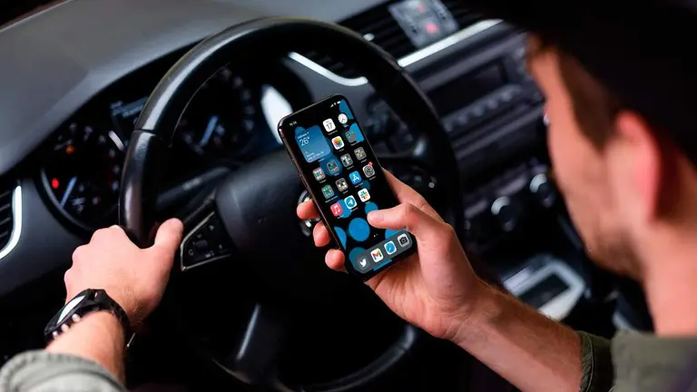 Simulación de un conductor con móvil al volante