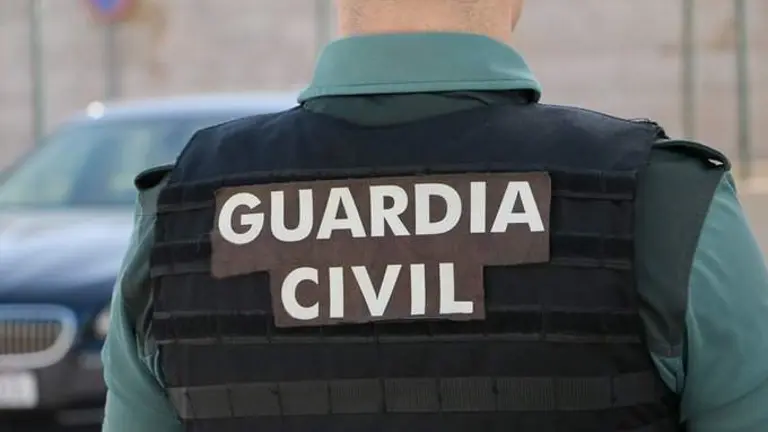 Un agente de la Guardia Civil en un servicio
