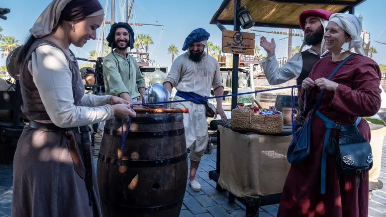 Ambiente festivo y cultural en el Muelle