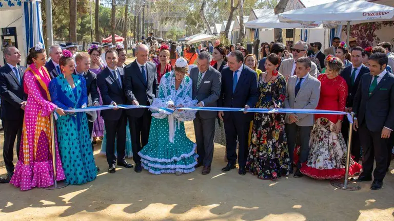 Corte protocolario de la cinta