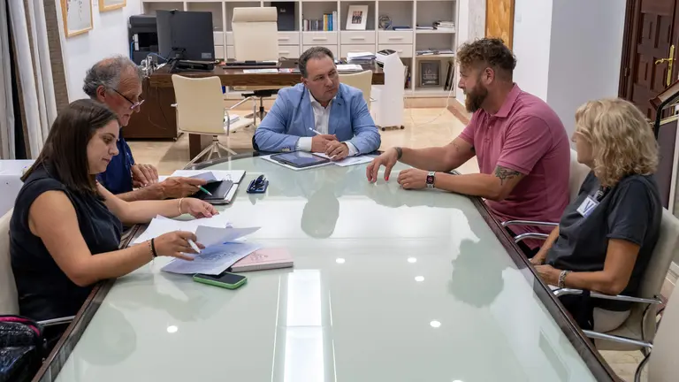 Vecinos El Portil con el presidente de la Diputación