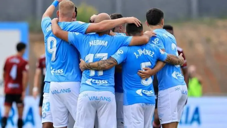 El Ibiza festeja un gol contra el Recreativo.