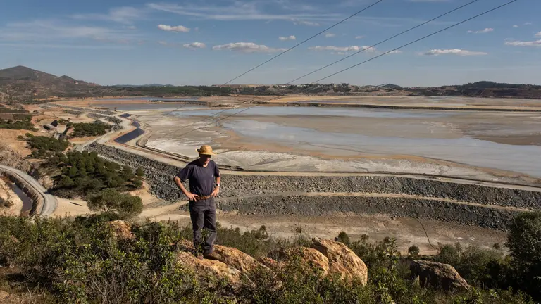 Observación de una de las enormes balsas de la mina de Riotinto.