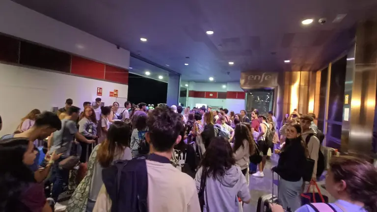 Pasajeros al ser transbordado a un autobús