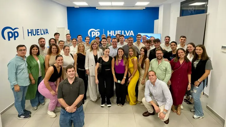 Manuel Andrés González, junto a jóvenes del PP