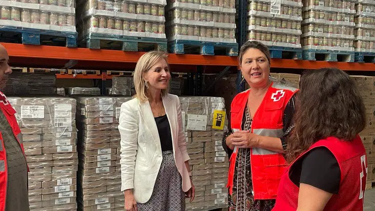La subdelegada con personal de Cruz Roja en Huelva
