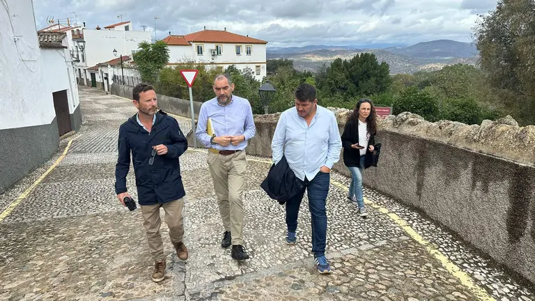 Toti junto al alcalde de Zufre