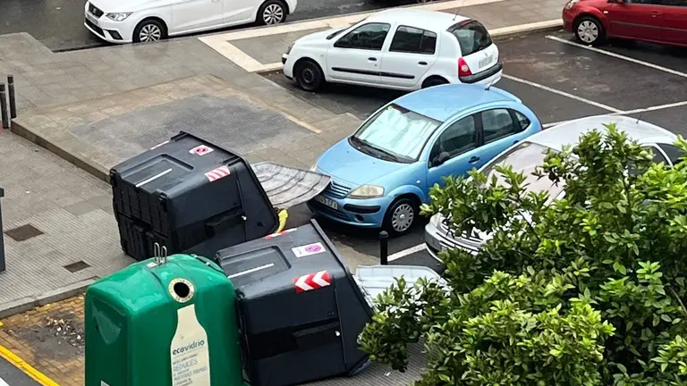 Contenedores volcados en la capital onubense por efectos de las rachas de viento (Foto: MMagdalena)