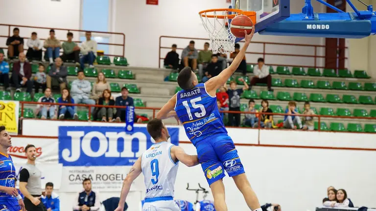 Lance del partido entre el CB Almansa y el Ciudad de Huelva.