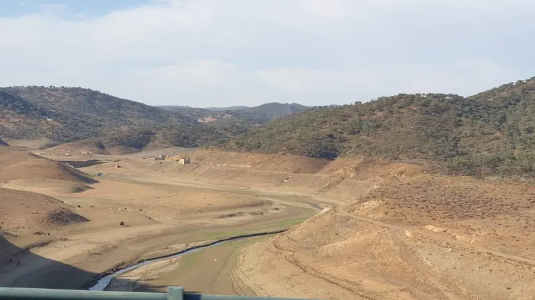 Imagen inédita e histórica, el embalse de Zufre, casi seco en octubre de 2023