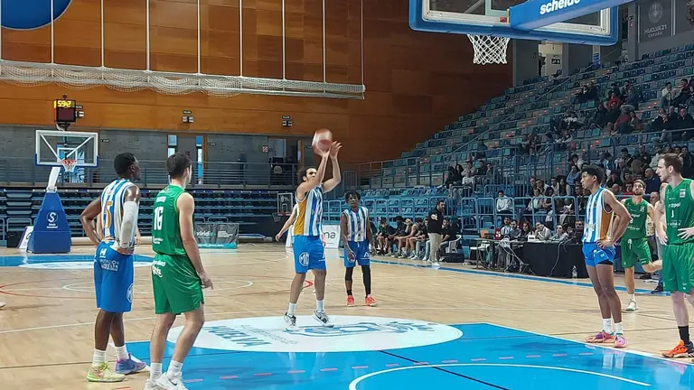 Tiro libre del Enrique Benítez ante La Roda.