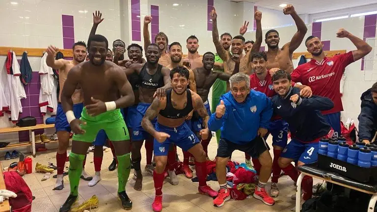 El Estepona celebra su éxito en Lepe.