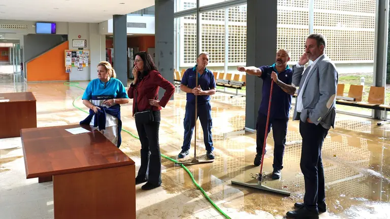 La Rectora, con su equipo de trabajo revisando las dependencias