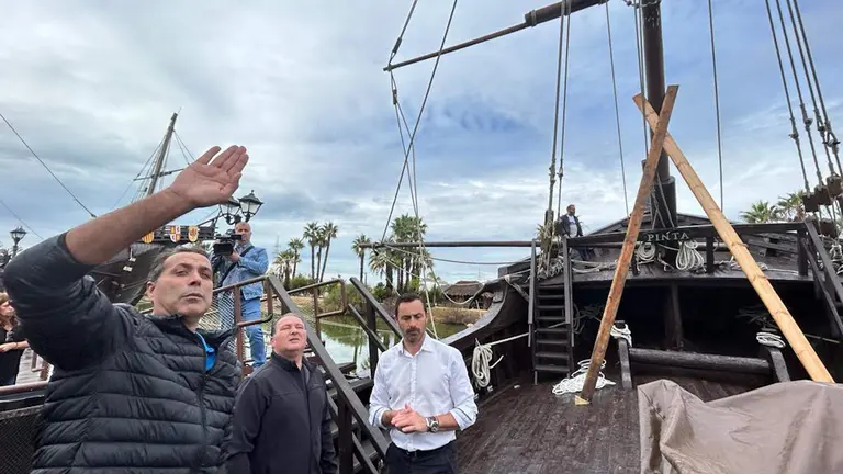 Toscano observa los daños en las Carabelas con el director del Espacio