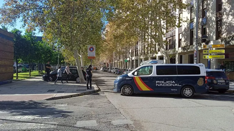 Efectivos policiales cortan la calle