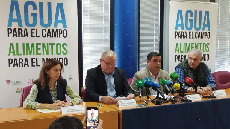 Mesa de las organizaciones agrarias dando a conocer sus reivindicaciones