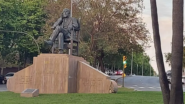 Panorámica de Huelva, con la escultura de Juan Ramón en primer plano