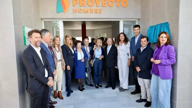 Foto de familia en Proyecto Hombre tras el acto inaugural