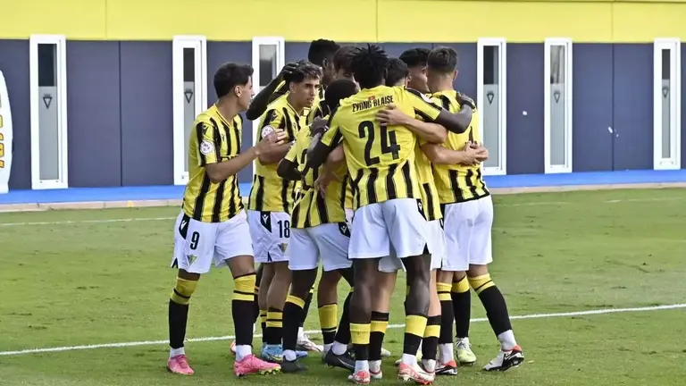 El filial amarillo celebra uno de sus goles al San Roque.