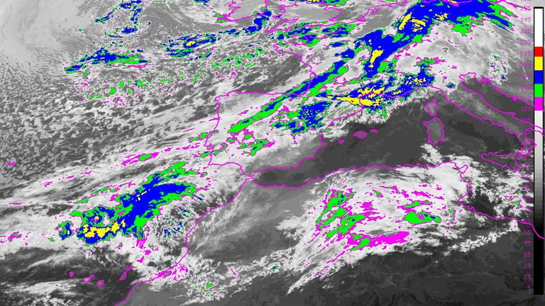 El frente acercándose a Huelva hace una hora