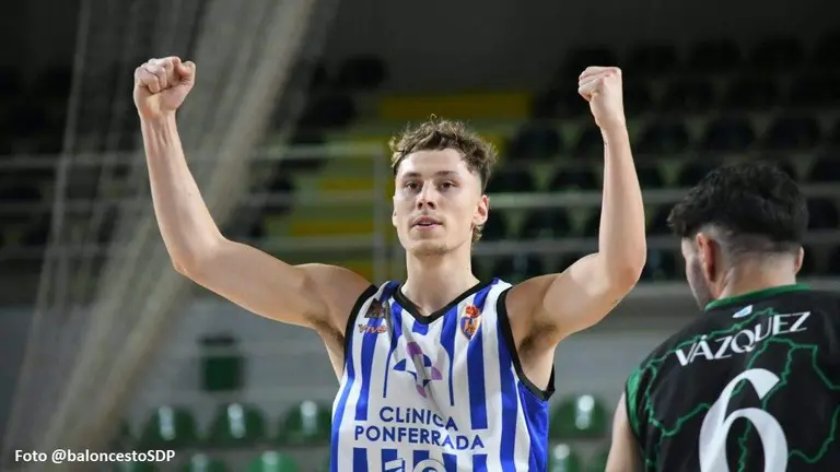 Manu Vázquez observa el triunfo local.