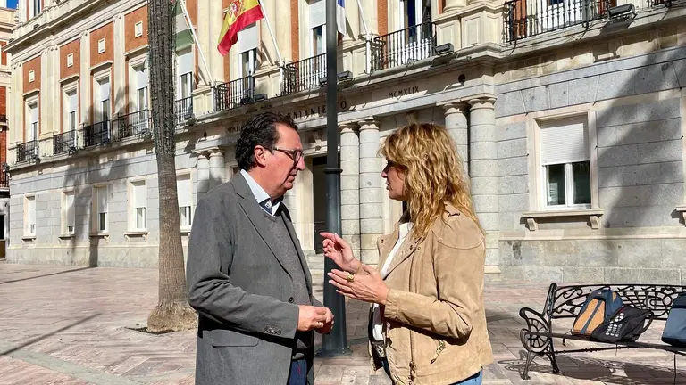 La alcaldesa, Pilar Miranda, y Manuel Andrés González, junto al Ayuntamiento, lugar de la concentración