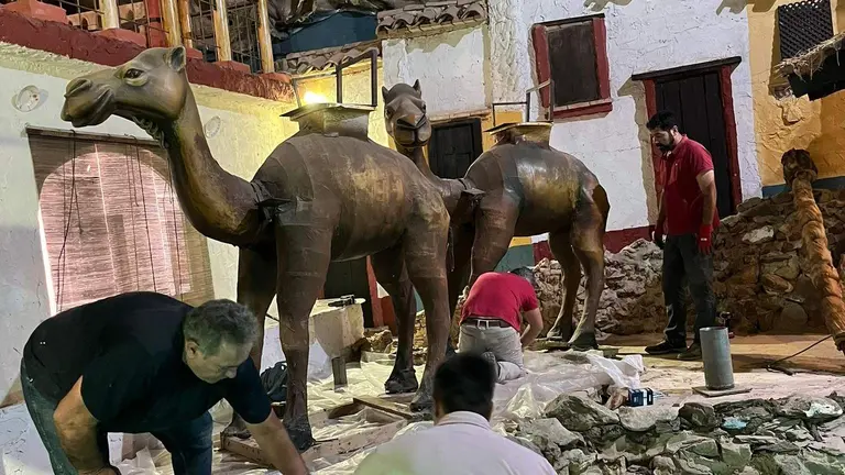 Ultimando la escena de los Reyes Magos
