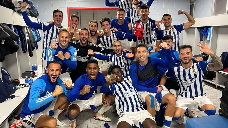 Los jugadores del Recreativo festejan su nuevo triunfo en Madrid.