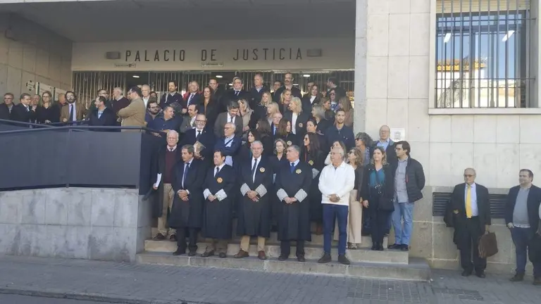 Jueces y Magistrados, a las puertas del Palacio de Justicia de Huelva