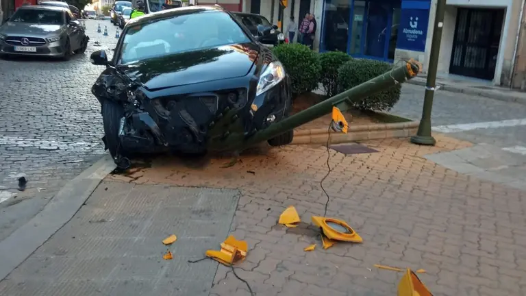 Uno de los veh&iacute;culos accidentados