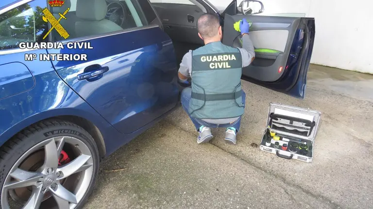 UN agente toma huellas de uno de los veh&iacute;culos