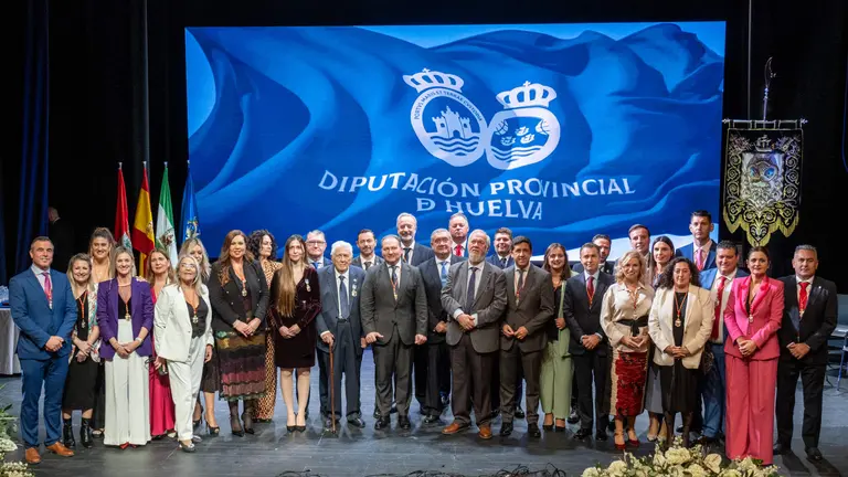 Foto de familia del plenario y los galardonados durante el D&iacute;a de la Provincia celebrado en La Palma
