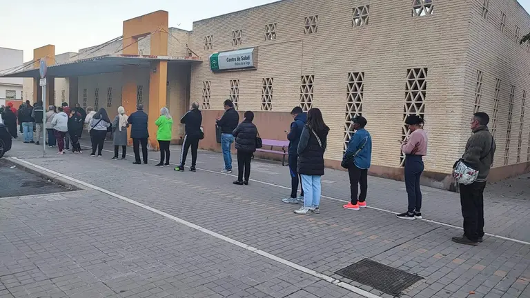 Colas en el Centro de Salud del Molino