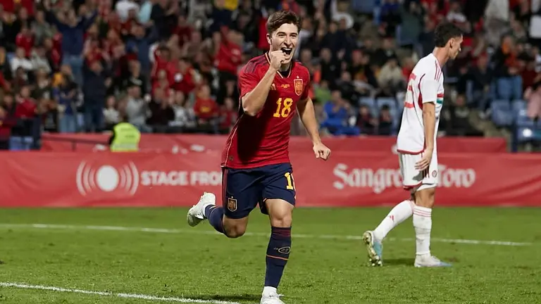 Pablo Torre celebra un gol español en Huelva.
