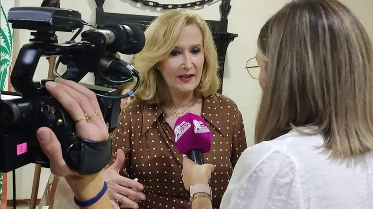 Nieves Herrero antes del acto atiende a compañer@s de prensa