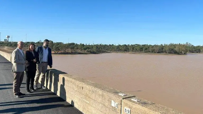 Consejera y alcaldes al borde de la presa