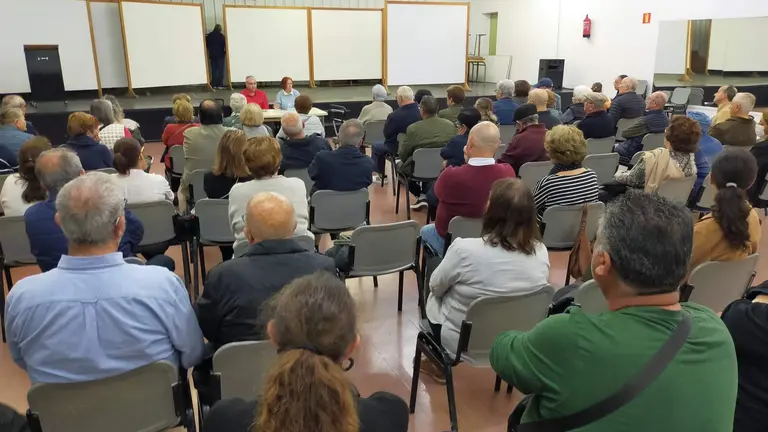 Vecinos de El Higueral en asamblea celebrada recientemente