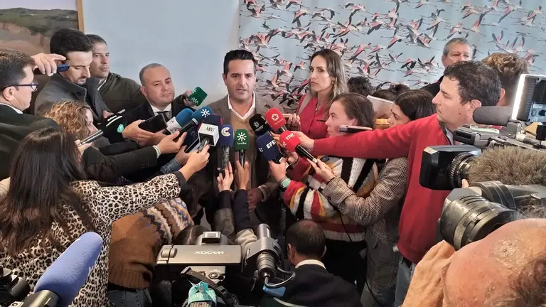 Romualdo Mac&iacute;as atiende a los medios