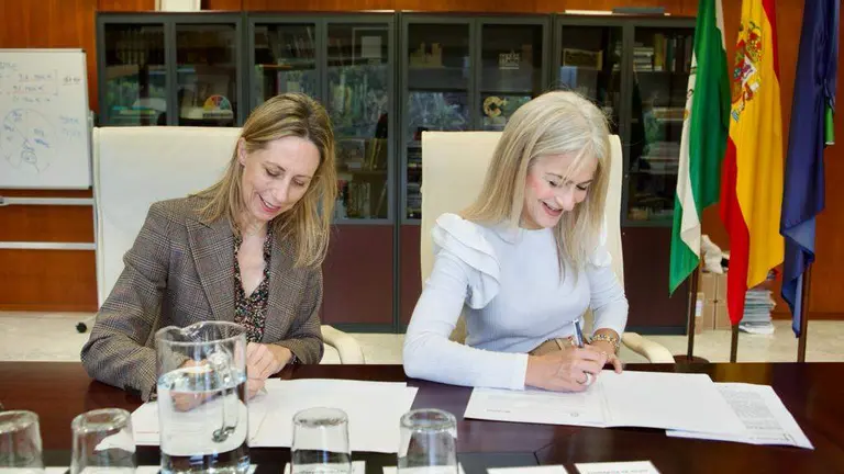 Patricia del Pozo,consejera de Desarrollo Educativo y Formaci&oacute;n Profesional, y Bettina Karsch, dir RRHH Cepsa